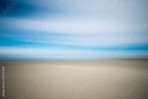 Hintergrund zweiteilig in den Farben  Sand und Meer