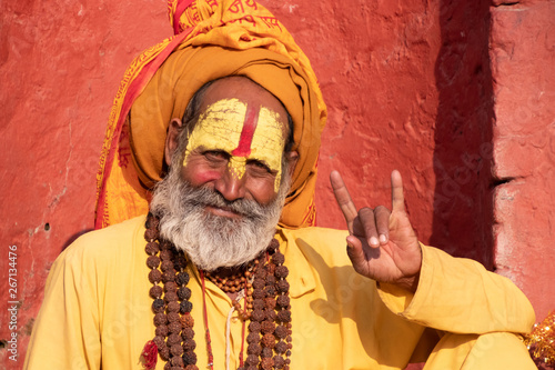 Foto Kathmandu Sadhu men holy person in hinduism with traditional painted face at Pas