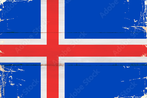 Flaga Islandiii malowana na starej desce.