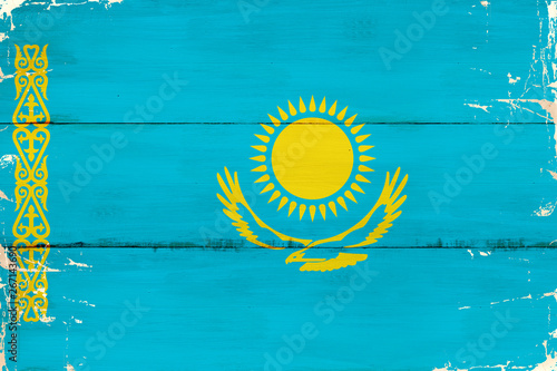 Flaga Kazachstanu malowana na starej desce.