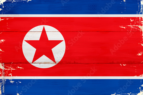 Flaga Korei Północnej malowana na starej desce.