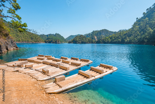 Fototapeta Naklejka Na Ścianę i Meble -  Rustic boats of the amazing Montebello turquoise lakes in Chiapas, Mexico