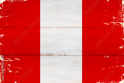 Flaga Peru malowana na starej desce.