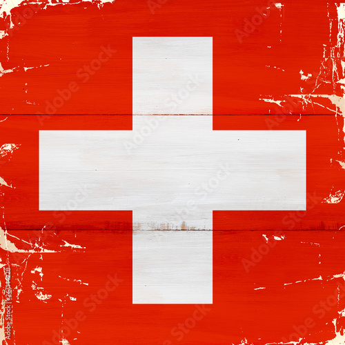 Flaga Szwajcarii malowana na starej desce.
