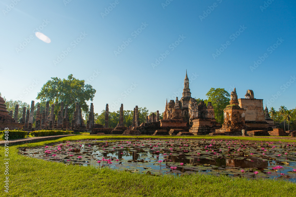 Obraz premium Sukhothai Temple Ruins Pond