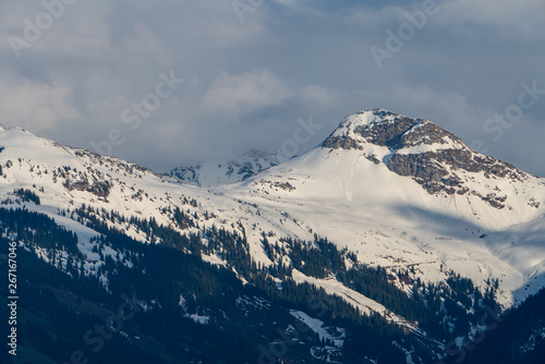 Berggipfel mit Schnee © lexpixelart