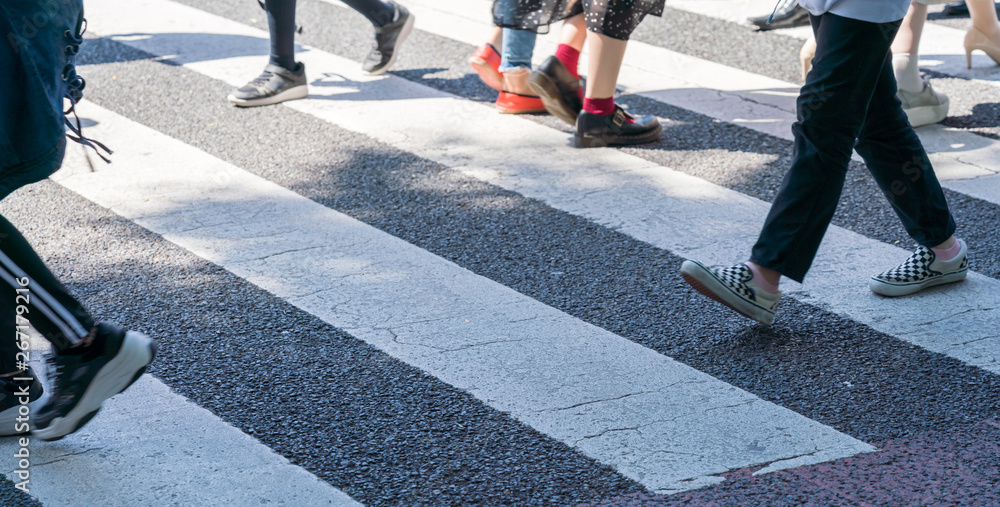 Fototapeta premium 歩く人々