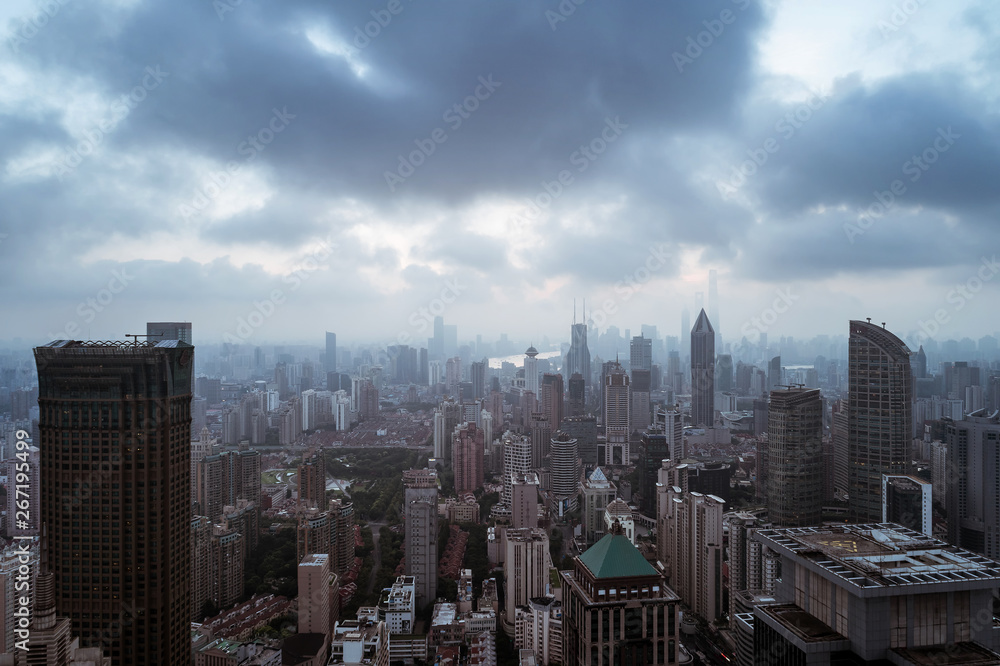 Fototapeta premium Widok z lotu ptaka na biznes i panoramę miasta o świcie, West Nanjing Road, dzielnica Jing`, Szanghaj