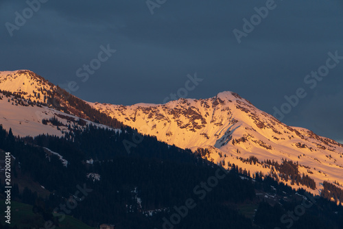 Vom Sonnenuntergang beleuchtetes Gebirge © lexpixelart