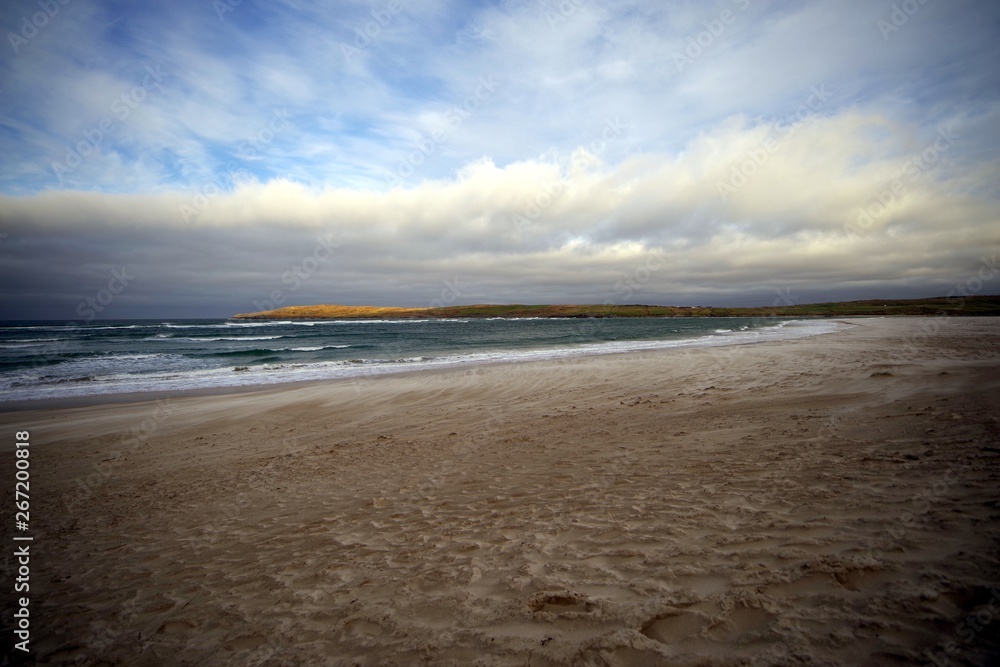 Obraz premium Sandy beach in cloudy weather