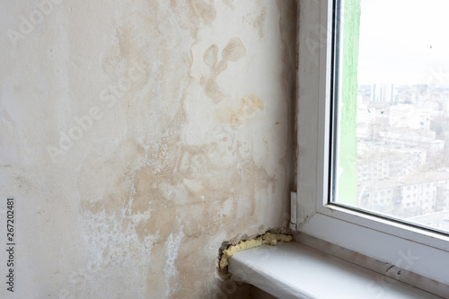 Canvastavla Damp wall and poor installation of plastic windows
