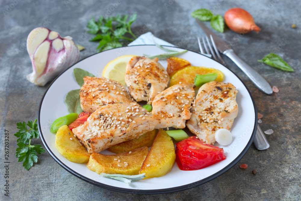 Sesam-Hähnchen mit Kartoffeln und Tomaten Sesam-Hähnchen mit Kartoffeln und Tomaten