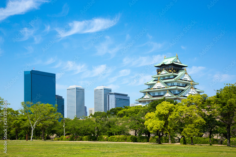 Obraz premium 2019年5月:新緑の大阪城とビル群