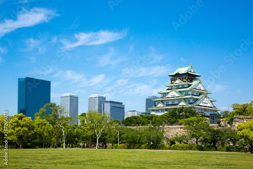 2019年5月:新緑の大阪城とビル群 photo