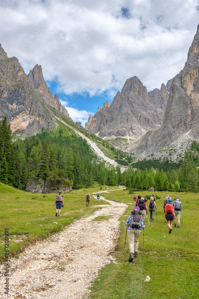 Fototapeta premium Hikers on a hiking trail in the Alps