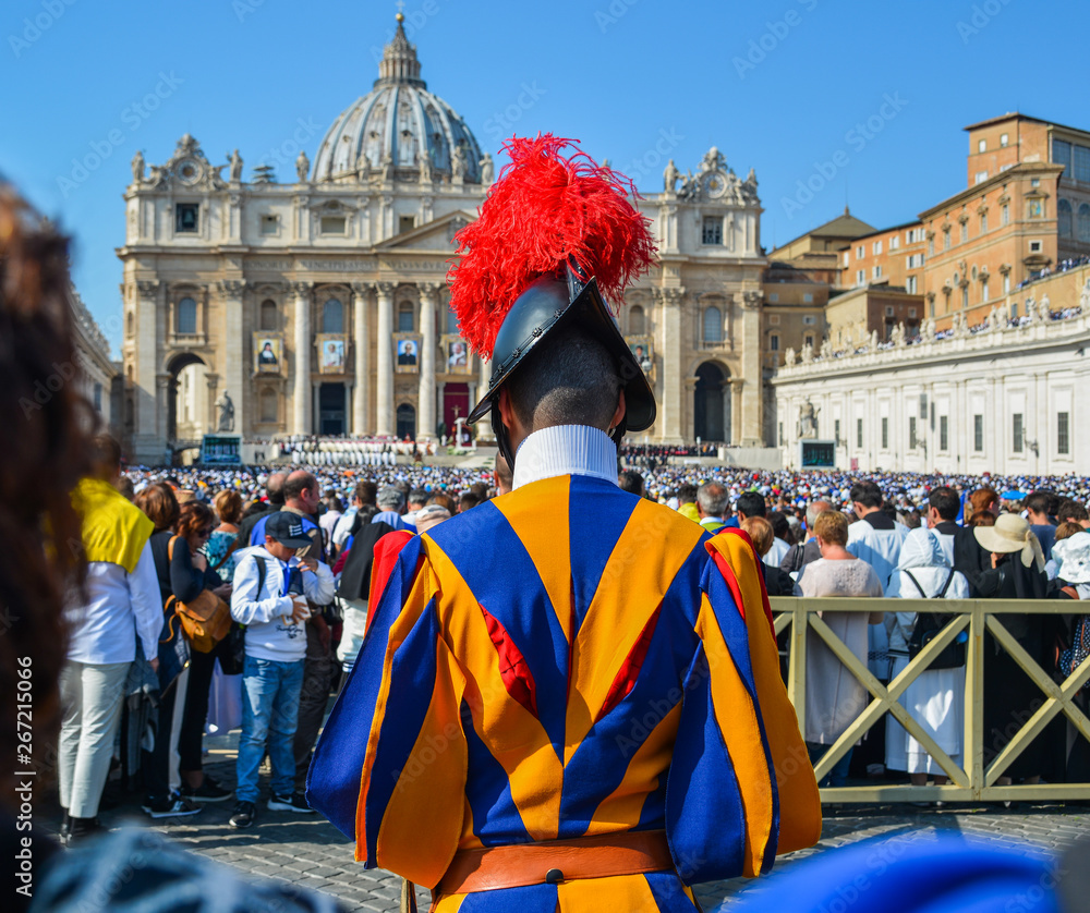 Naklejka premium Papal Swiss Guard in uniform