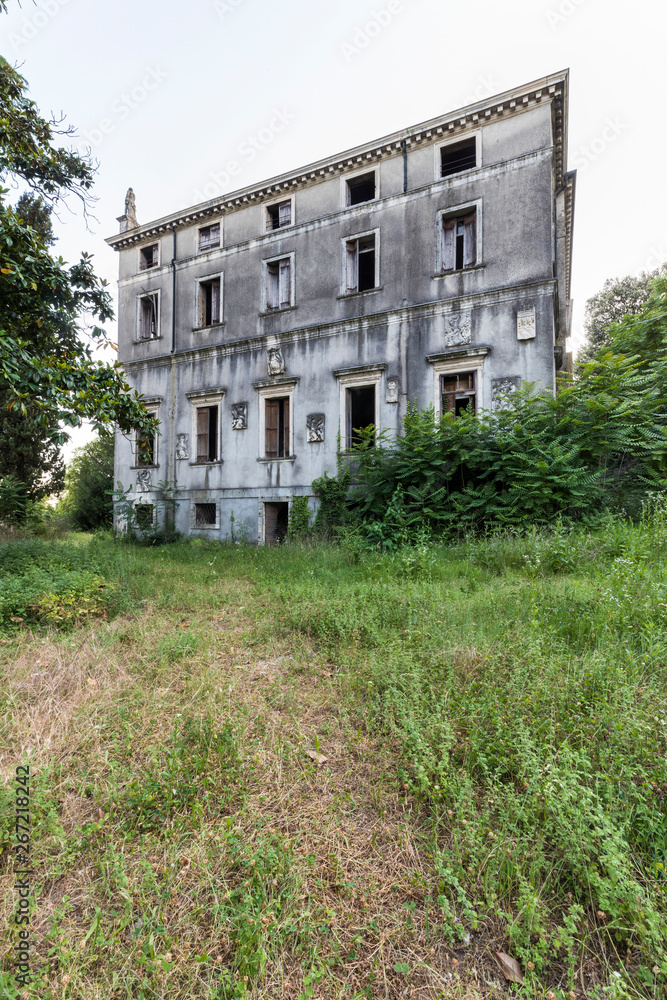 Urban exploration / Abandoned house somewhere in Italy Urban exploration / Abandoned house somewhere in Italy