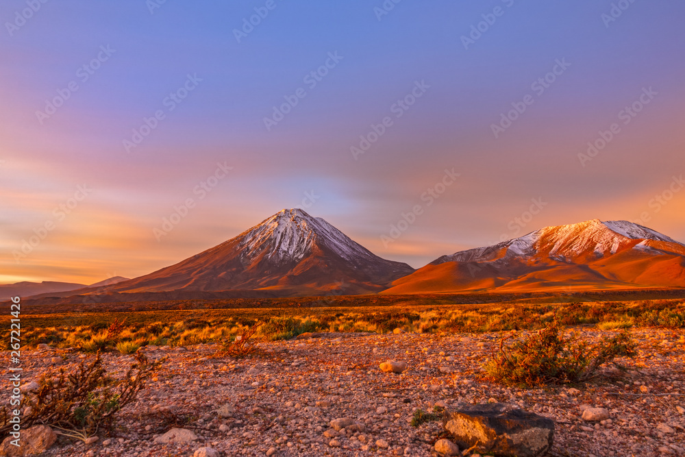 Obraz premium Sunset time-lapse at Licancabur volcano in Atacama desert