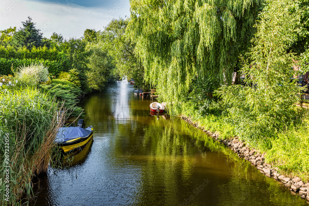 Idyllischer Kanal mit viel Natur in den Gewässern von Friedrichstadt