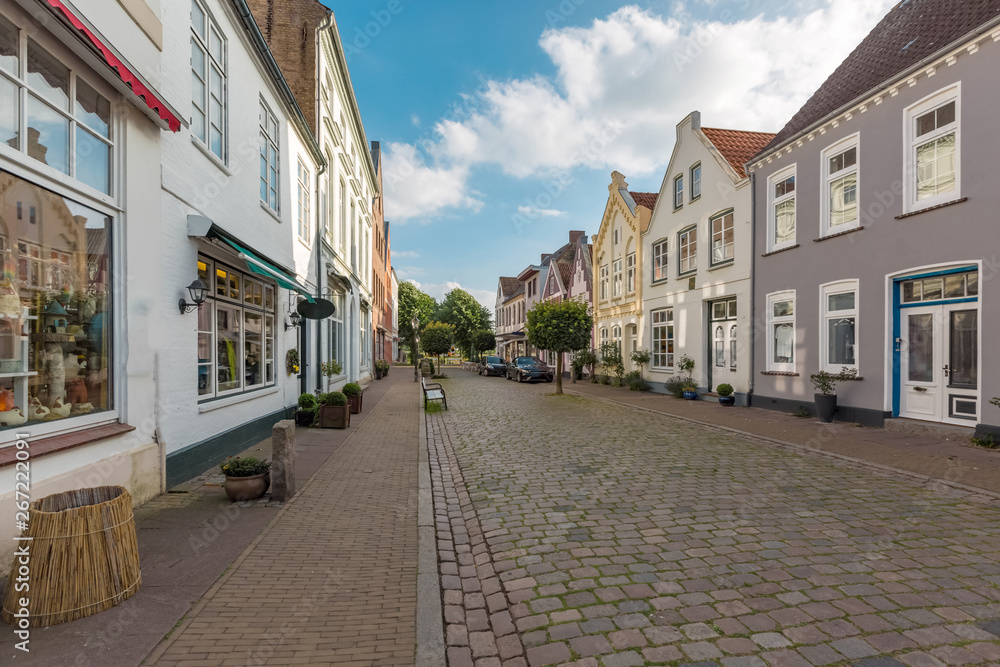 Einkaufsstrasse mit nordischen Häusern in Schleswig-Holstein