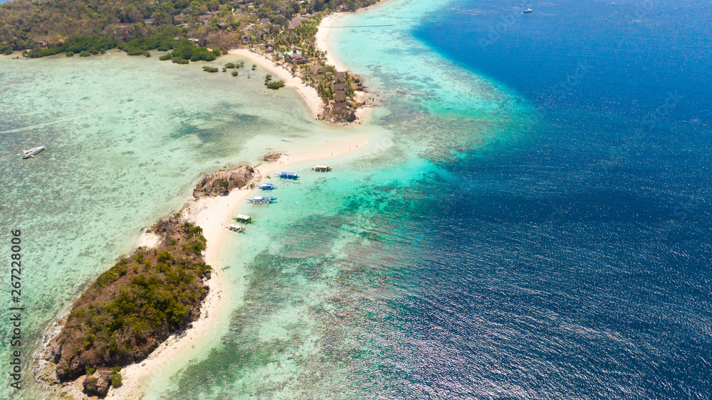 Obraz premium Tropical islands with white beaches. Turquoise lagoon and coral reefs, top view. Philippines, Palawan