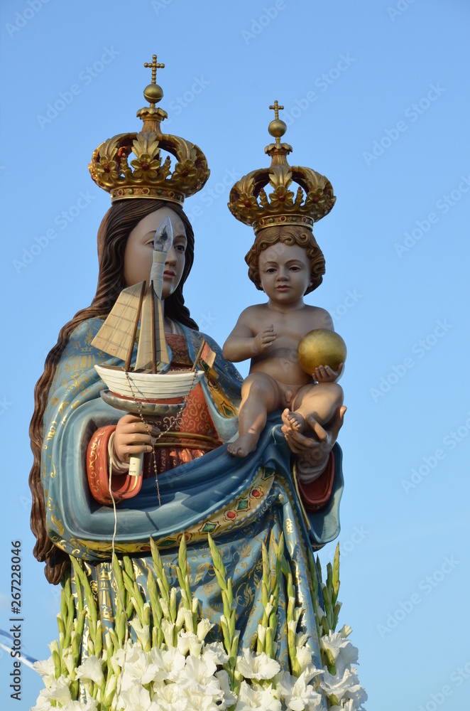 Fototapeta premium A statue of Virgin mary with jesus