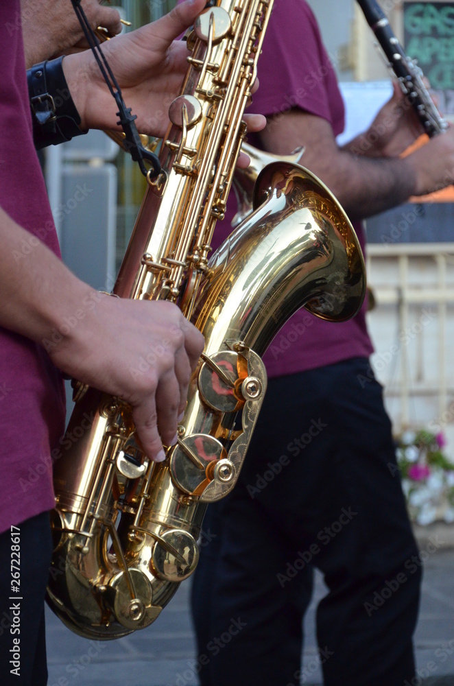 Obraz premium Young musician playing the tuba 