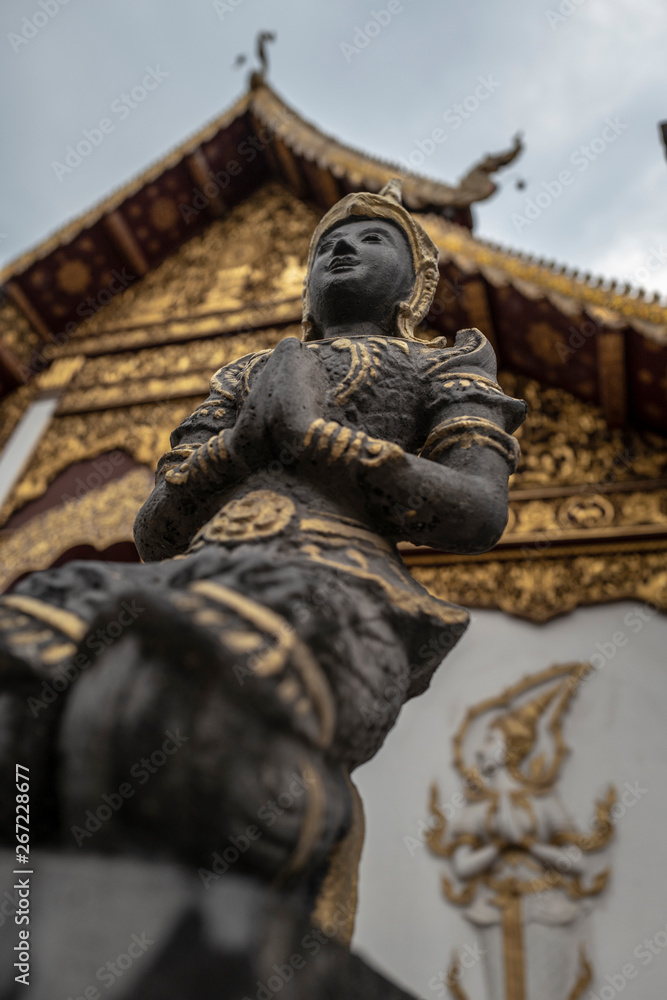 Tempelfigur mit betenden Händen