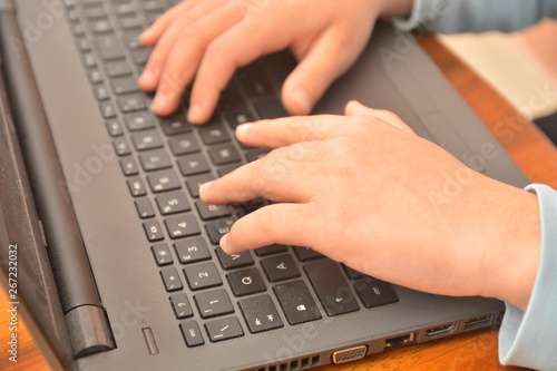 mani di donna che lavorano al computer internet tecnologia digitale connessione wireless