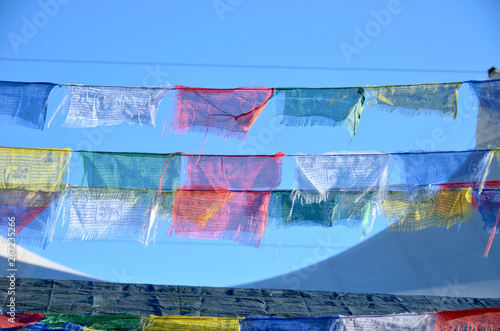 bunte nepalesische Flaggen photo
