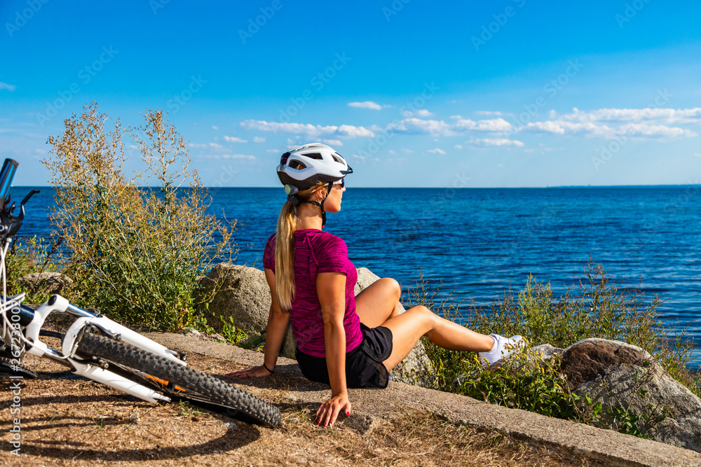 Young woman cycling - obrazy, fototapety, plakaty 