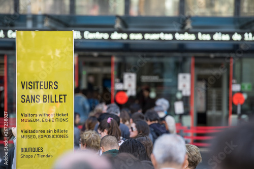 Städtetrip Paris - Warteschlange von Touristen am beliebten Ausflugsziel Centre Georges Pompidou, Teleaufnahme mit Unschärfe photo