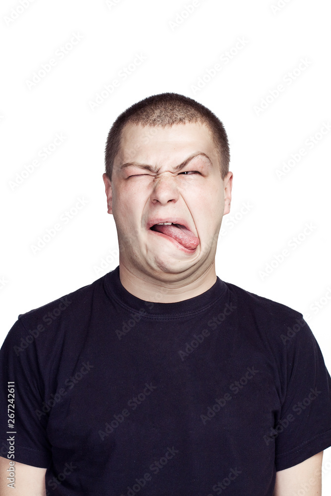 Fototapeta premium Portret młodego mężczyzny. Wyraz twarzy. Obrzydliwa twarz.