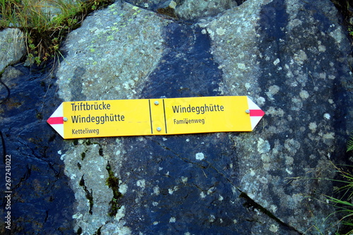 Wallpaper Mural Wandern in den Schweizer Bergen Torontodigital.ca