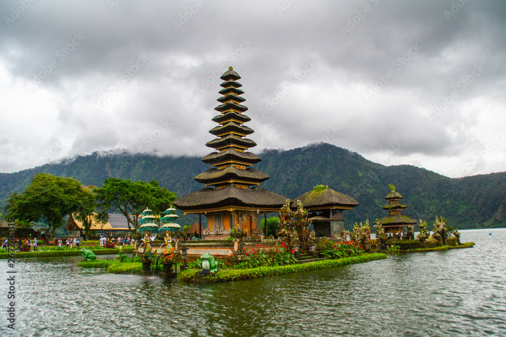 Naklejka premium Moody scenic landscape view of Pura Ulun Danu Bratan, Hindu water temple on Bratan lake, tourist most popular attraction in Bali island, Indonesia.