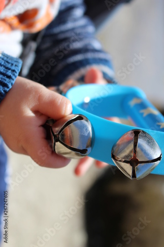 enfant qui joue de la musique : éveil musical