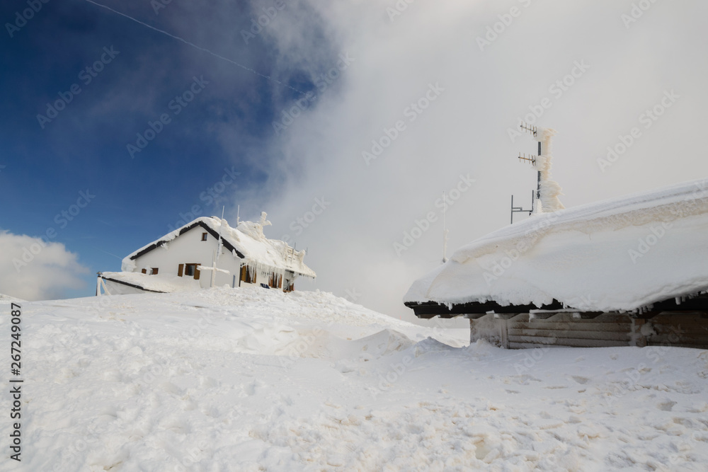 Rifugi coperti di neve e ghiaccio dopo una nevicata Rifugi coperti di neve e ghiaccio dopo una nevicata