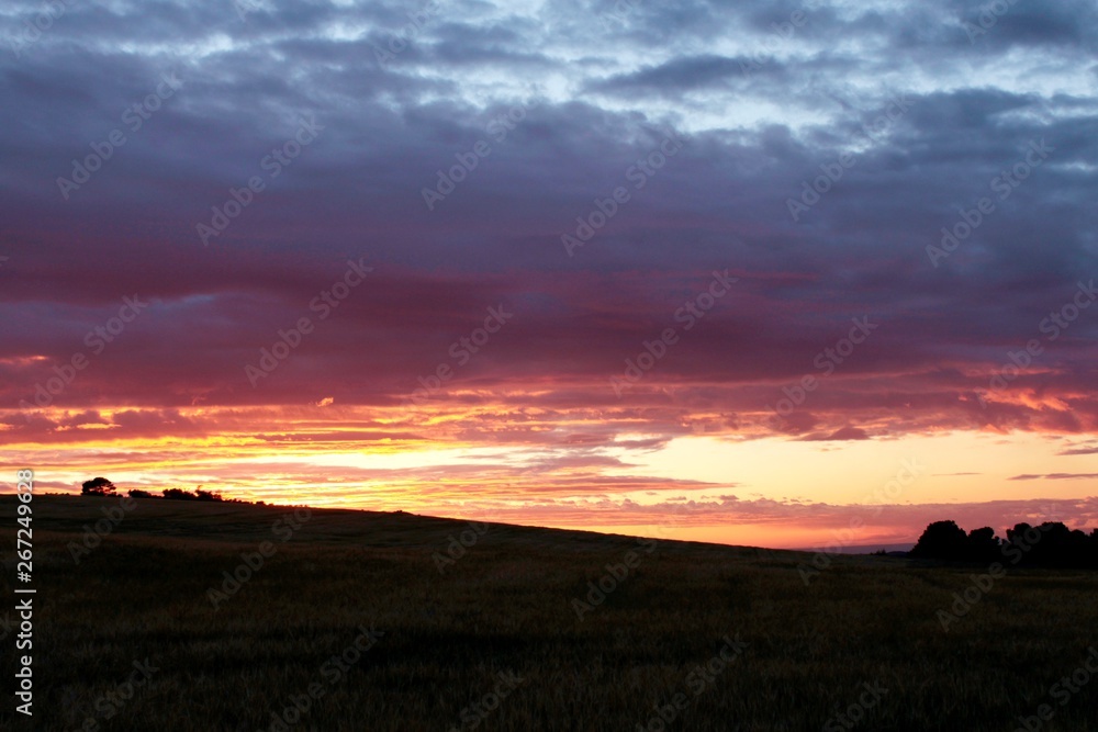 Atardecer en tonos violáceos y anaranjados en primavera