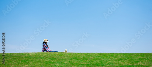 草原で座る女性
