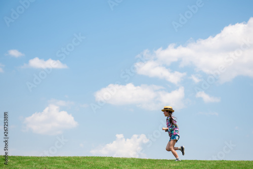 草原で走る女の子