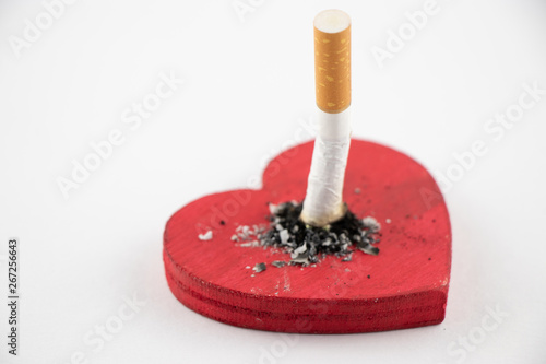 Sigaretta spenta su un cuore