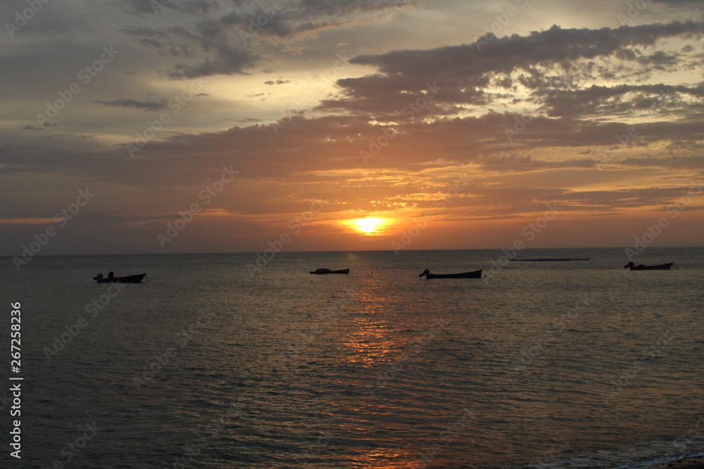 Obraz premium Coucher de soleil sur une plage des Caraïbes