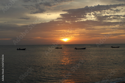 Coucher de soleil sur une plage des Caraïbes © Schab03