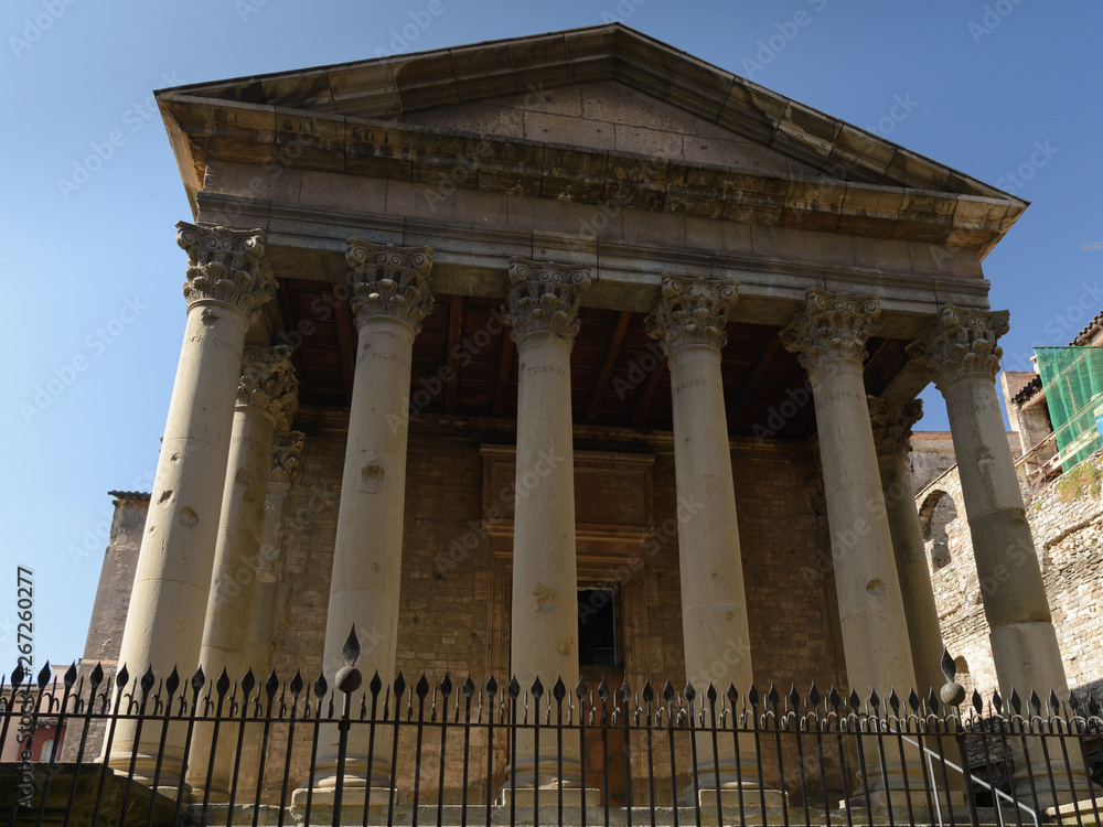 capitel y columnas corintios en Templo Romano de Vic, comarca de Osona, Cataluña, España