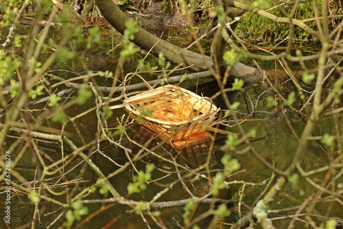 Schwimmender Korb am Teichufer