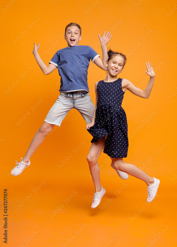 Девочка скачет на мальчике. Мальчик прыгает. Девочки и мальчики прыг. Девочки и мальчики прыг. Прыгать на батуте.