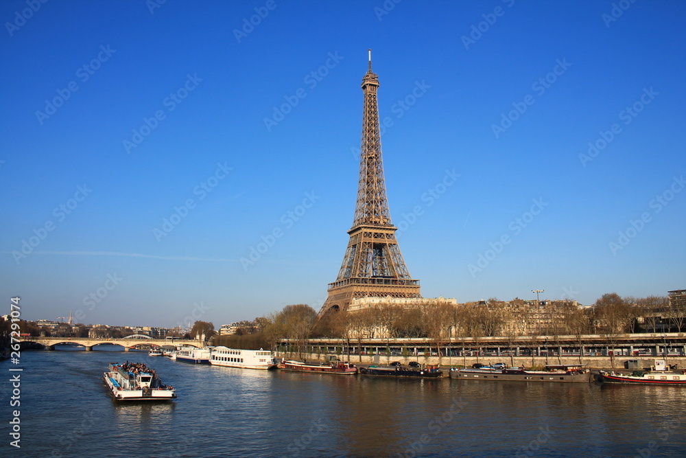 Fototapeta premium Piękne niebo nad Wieżą Eiffla i Sekwaną, stolicą Paryża i najbardziej zaludnionym miastem Francji