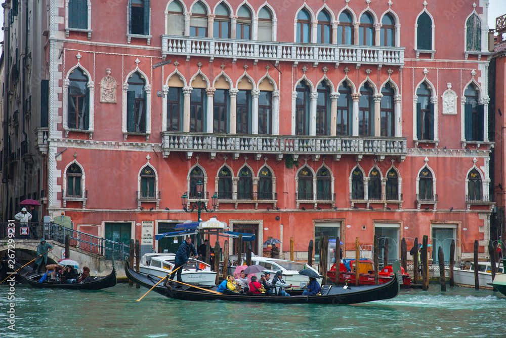Góndolas en el Canal Grande, Venecia, Capital de la región del Véneto, Italia, Mar Adriático, Mar Mediterráneo