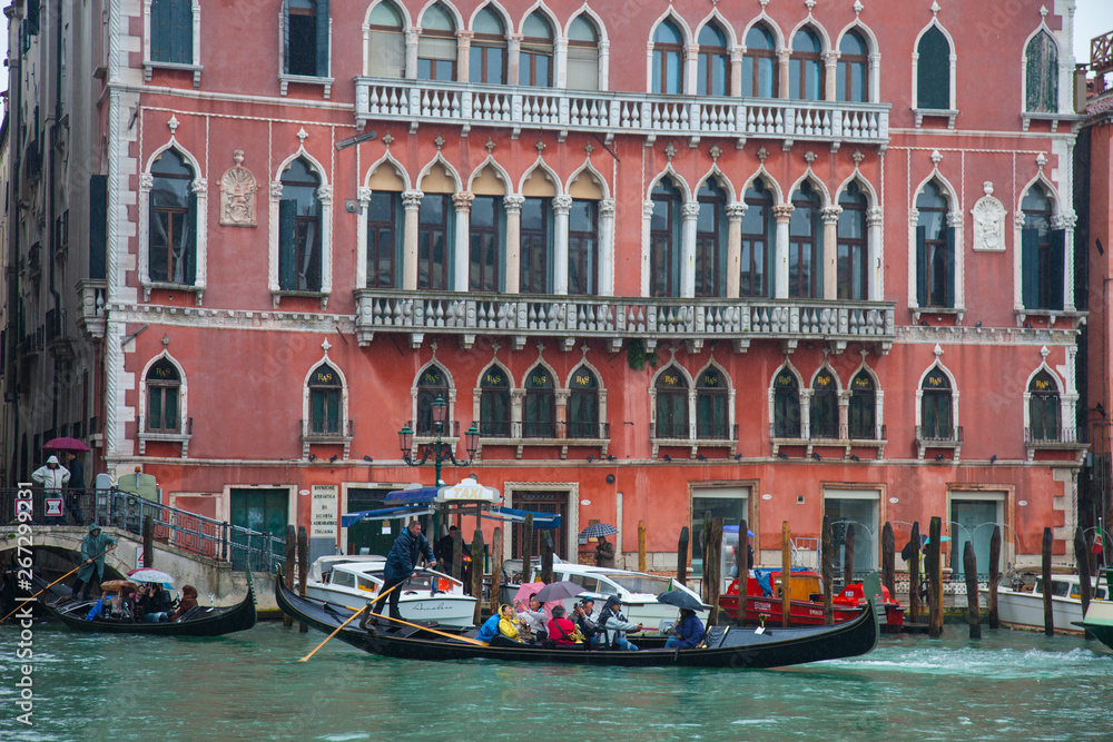 Góndolas en el Canal Grande, Venecia, Capital de la región del Véneto, Italia, Mar Adriático, Mar Mediterráneo Góndolas en el Canal Grande, Venecia, Capital de la región del Véneto, Italia, Mar Adriático, Mar Mediterráneo
