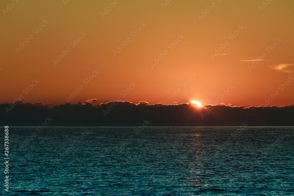 Obraz premium Sunrise or sunset over sea surface